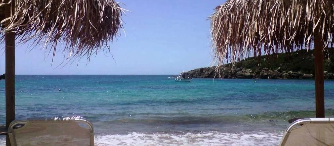 Με ΚΥΑ αυξάνεται σε 50% το όριο παραχώρησης σε ξαπλώστρες, τραπεζοκαθίσματα